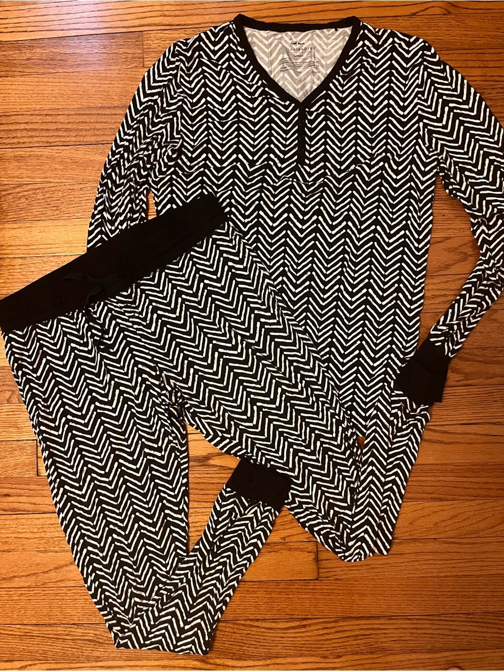 Little Sleepies Women's Black & White Chevron Long Sleeve Pajama Set